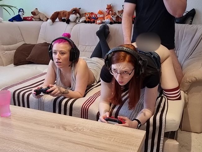 FinaFoxy Porno Video: Dreist!! Vom Stiefbruder gefi**t während Nika Zockt