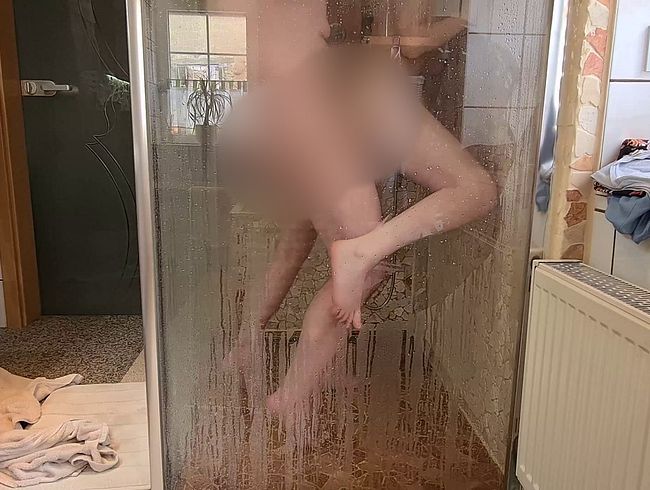 FinaFoxy Porno Video: Knapp!! Den Stiefpapa unter der Dusche besänftigt