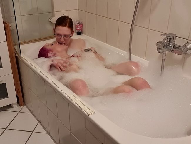 FinaFoxy Porno Video: Soo schön! Badewannenzeit mit Nika-Venus