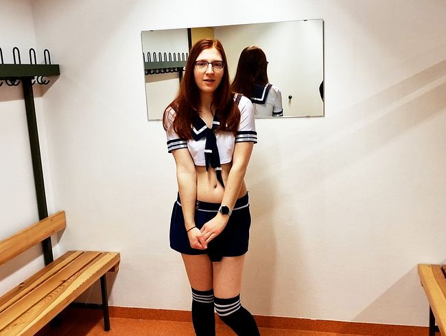 FinaFoxy Porno Video: Sport-Coach fi**t mich dreist in der Umkleide!!!